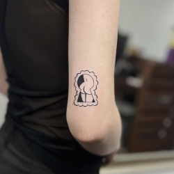 minimalistisk tattoo på armen