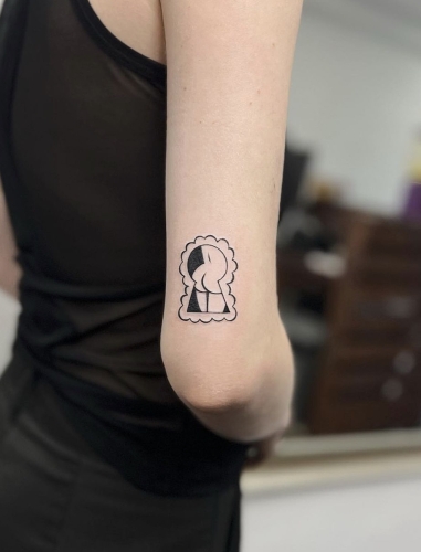 minimalistisk tattoo på armen