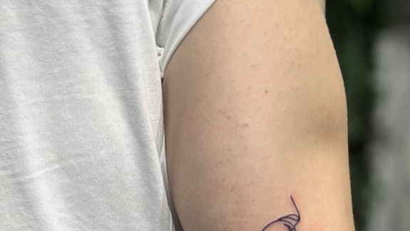 fine line tattoo af ansigter