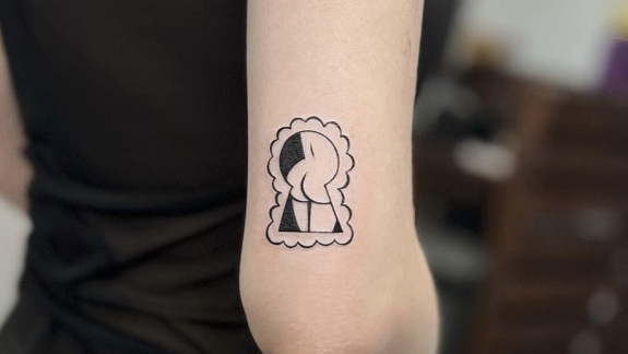 minimalistisk tattoo på armen